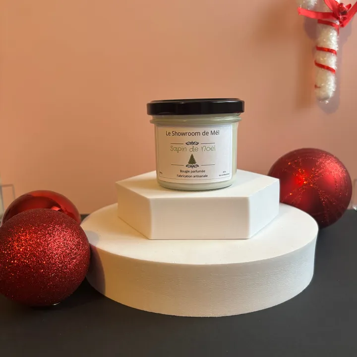 Bougie Sapin de Noël entourée de boules rouges